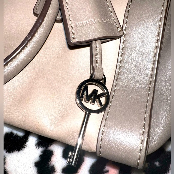 𝓐𝓾𝓽𝓱𝓮𝓷𝓽𝓲𝓬 𝓜𝓲𝓬𝓱𝓪𝓮𝓵 𝓚𝓸𝓻𝓼 𝓖𝓻𝓮𝔂 𝓚𝓮𝔂 & 𝓛𝓸𝓬𝓴 𝓟𝓾𝓻𝓼𝓮 - Picture 6 of 7